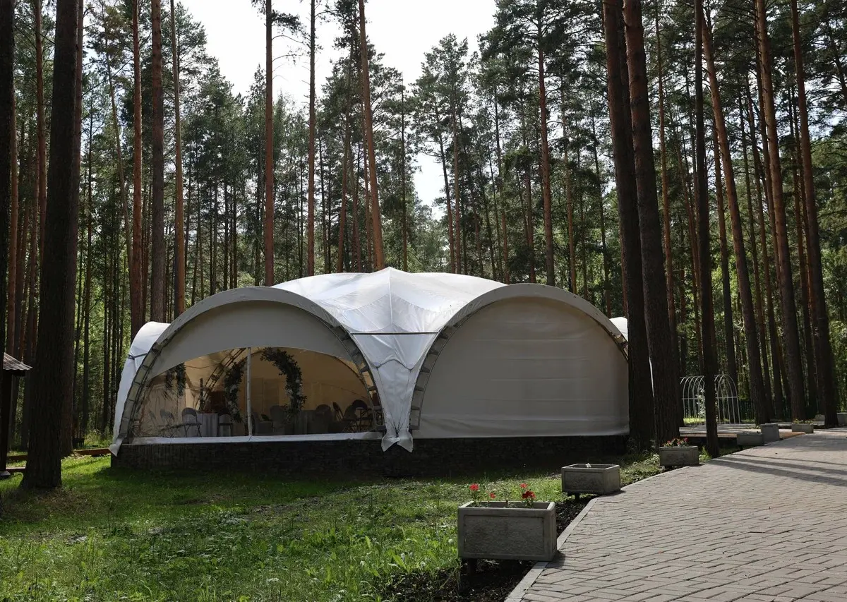 Шатёр Bliss Hall среди соснового леса